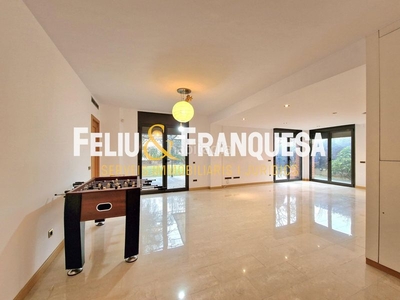 Alquiler casa pareada con 5 habitaciones con parking, piscina, calefacción, aire acondicionado y jardín en Sant Cugat del Vallès