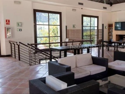 Casa adosada con 3 habitaciones con parking, calefacción y aire acondicionado en Benahavís