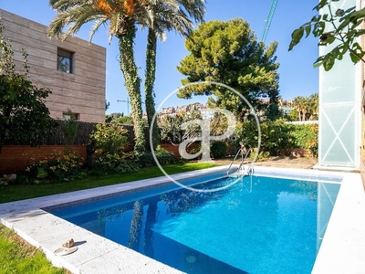 Casa independiente con piscina y jardín en venta en ciudad diagonal en Esplugues de Llobregat