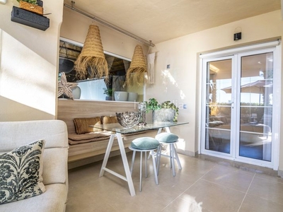 Planta baja apartamento ajardinado con amplias vistas de la costa mediterránea y las montañas construido para la tranquilidad y la socialización en Marbella