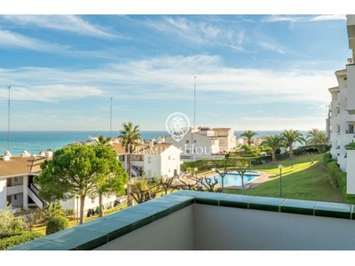 Apartamento con vistas y terraza a la venta en Aiguadolç, Sitges