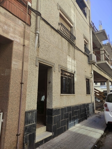 BONITA CASA ADOSADA EN VENTA EN BADALONA SANTO CRISTO!! Venta Badalona