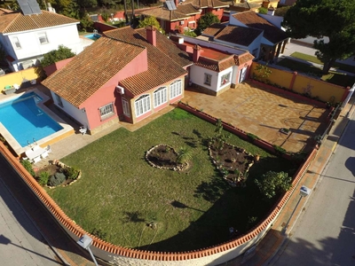 Chalet independiente con terreno en venta en la Calle Pedro Muñoz Seca' El Puerto de Santa María