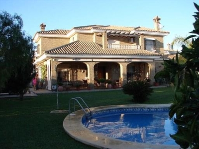 Villa con terreno en venta en la Calle Pedro Muñoz Seca' El Puerto de Santa María