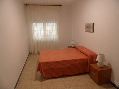 Alquiler de piso en Alcañiz de 3 habitaciones con muebles y balcón