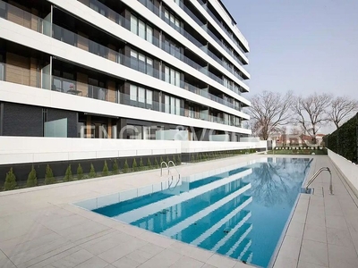 Alquiler de piso en calle Berdintasuna de 3 habitaciones con terraza y piscina