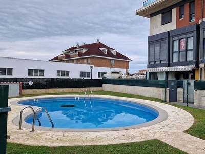 Alquiler de piso en Santa Cruz de Bezana de 2 habitaciones con terraza y piscina