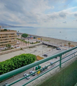 Apto. Playa en venta. Piso a un paso del mar en Los Boliches, consta de 2 dormitorios, un baño. Terraza con vistas al mar. Edificio con piscina.