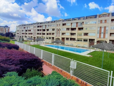 Piso Bajo Dúplex con terraza de 127 m2 con 3 habitaciones y 2 baños y garaje en Avenida de España 76.Majadahonda(Madrid) Venta Golf El Carralero