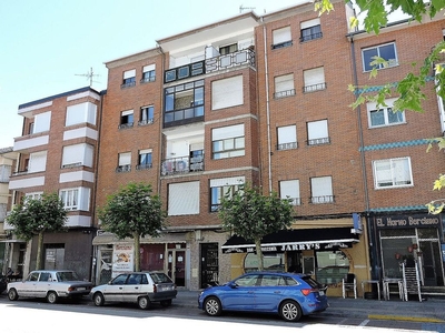 Piso en venta en calle La Cemba de 3 habitaciones con terraza y calefacción