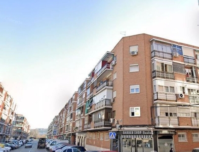 Venta de piso en San Fermín de 3 habitaciones con terraza y balcón