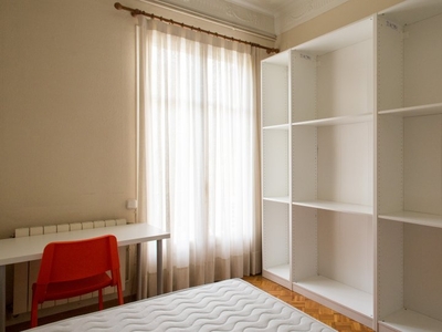 Acogedora habitación en un apartamento de 6 dormitorios en L'Esquerra de l'Eixample.