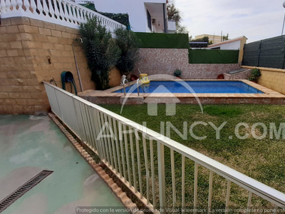 Alquiler de casa con piscina y terraza en Alcalá de Guadaíra, Oromana