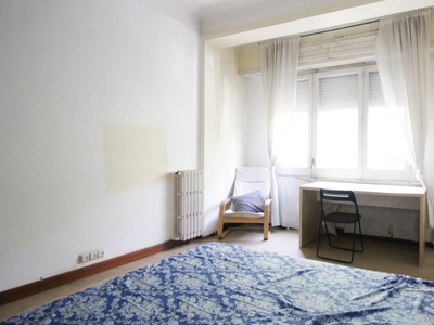 Amplia habitación en el apartamento compartido Eixample, Barcelona