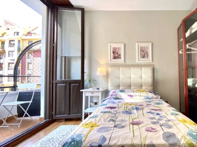 Amplia habitación en un apartamento de 5 dormitorios en Abando, Bilbao