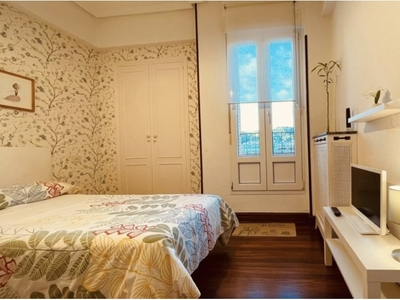 Buena habitación en apartamento de 5 dormitorios en Indautxu, Bilbao