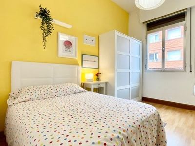 Encantadora habitación en apartamento de 5 dormitorios en Uribarri, Bilbao