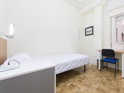 Encuentre una habitación en un apartamento de 7 dormitorios en Lavapiés, Madrid