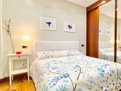 Gran habitación en apartamento de 5 dormitorios en Abando, Bilbao