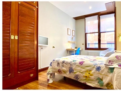 Gran habitación en un apartamento de 5 dormitorios en Abando, Bilbao
