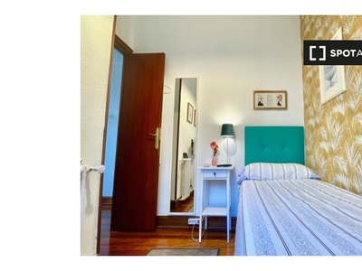 Habitación acogedora en apartamento de 5 dormitorios en Indautxu, Bilbao