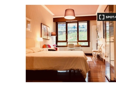 Habitación amueblada en apartamento de 4 dormitorios en Abando, Bilbao