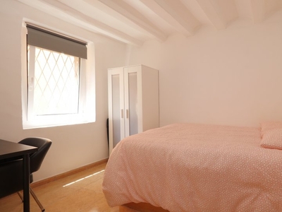 Habitación amueblada en apartamento de 5 dormitorios en El Raval, Barcelona
