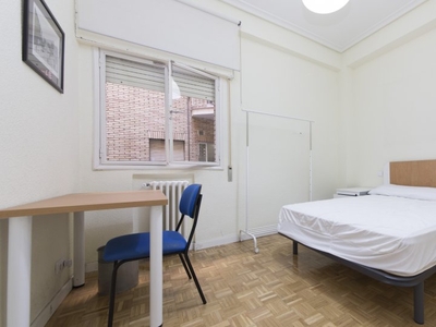 Habitación animada en apartamento de 7 dormitorios en Lavapiés, Madrid