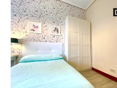 Habitación decorada en piso de 5 habitaciones en Indautxu, Bilbao