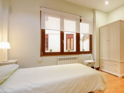 Habitación en apartamento de 4 dormitorios en Abando e Indautxu, Bilbao