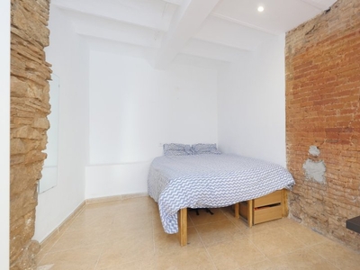 Habitación moderna en apartamento de 5 dormitorios en El Raval, Barcelona