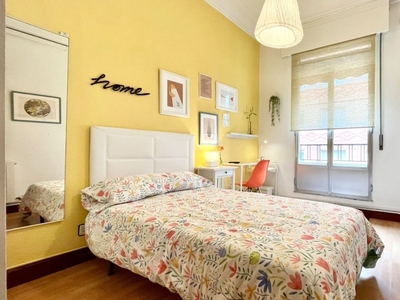 Hermosa habitación en apartamento de 5 dormitorios en Uribarri, Bilbao