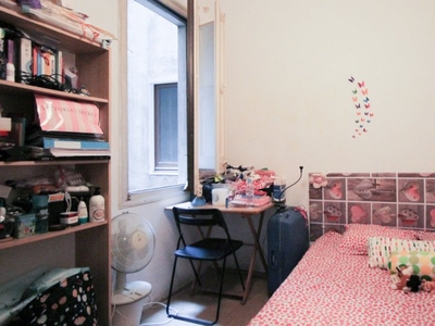 Invitando a la habitación en el apartamento compartido Eixample, Barcelona