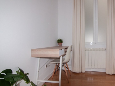 Se alquila habitación en apartamento de 6 habitaciones en Centro, Madrid.