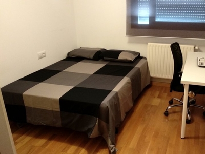 Se alquila habitación en piso de 2 habitaciones en Pamplona