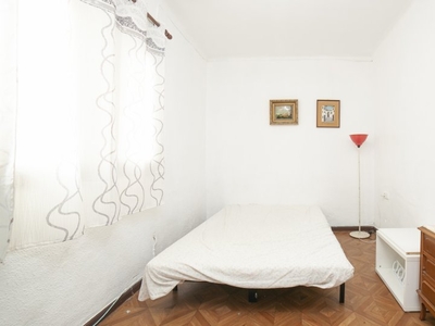 Se alquila habitación luminosa en apartamento de 3 dormitorios en L'Hospitalet