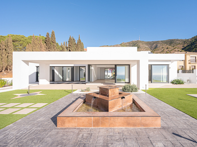 Se vende Villa moderna con vistas al mar y montaña cerca de la zona del Restaurante El Higuerón Venta Campo de Mijas