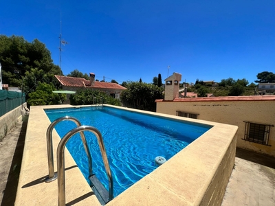 Venta de casa con piscina y terraza en Pedralba, URB. LES MALLAES