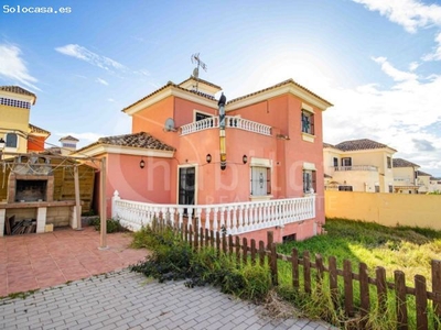 Villa independiente con jardín y piscina comunitaria a la venta en Algorfa,