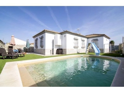 AGRADABLE CHALET EN CHICLANA