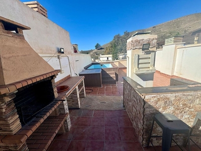 Ático en alquiler en Motril pueblo de 3 habitaciones con terraza y piscina