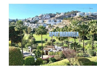 Ático en alquiler en urbanización La Quinta Hills de 2 habitaciones con terraza y piscina