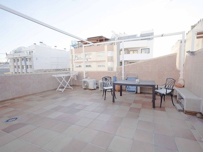 Ático en venta en Melilla de 5 habitaciones con terraza y piscina