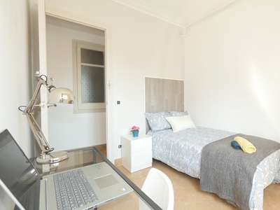 Habitación ordenada para alquilar en un apartamento de 5 dormitorios en Barcelona
