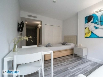 Moderno apartamento estudio con aire acondicionado en alquiler en el centro histórico de Madrid.