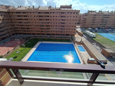 Piso en venta en El Quiñón de 3 habitaciones con terraza y piscina