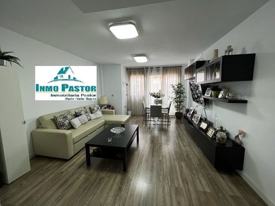 Piso en venta en Melilla de 3 habitaciones con garaje y aire acondicionado