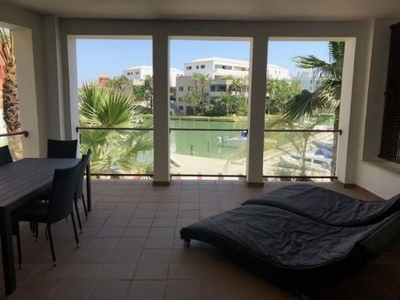 Piso en venta en Puerto de Sotogrande-La Marina de 3 habitaciones con terraza y piscina