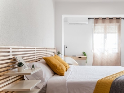 Se alquila habitación en piso de 5 habitaciones en Trinitat, Valencia