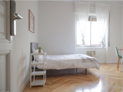 Se alquila habitación en piso de 6 habitaciones en Castellana, Madrid